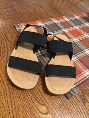 Universal Thread black Sandal size 7